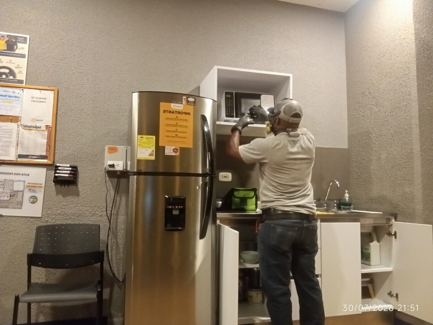 Control de cucarachas en la cocina de una oficina en Cali