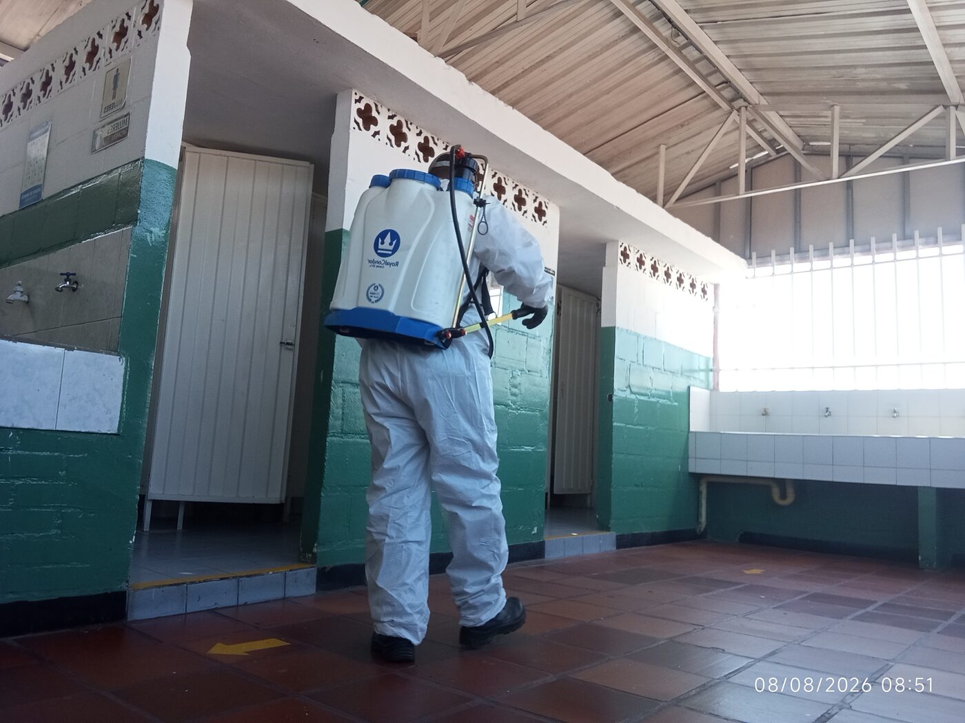 Desinfección de baños de un establecimiento comercial en Cali