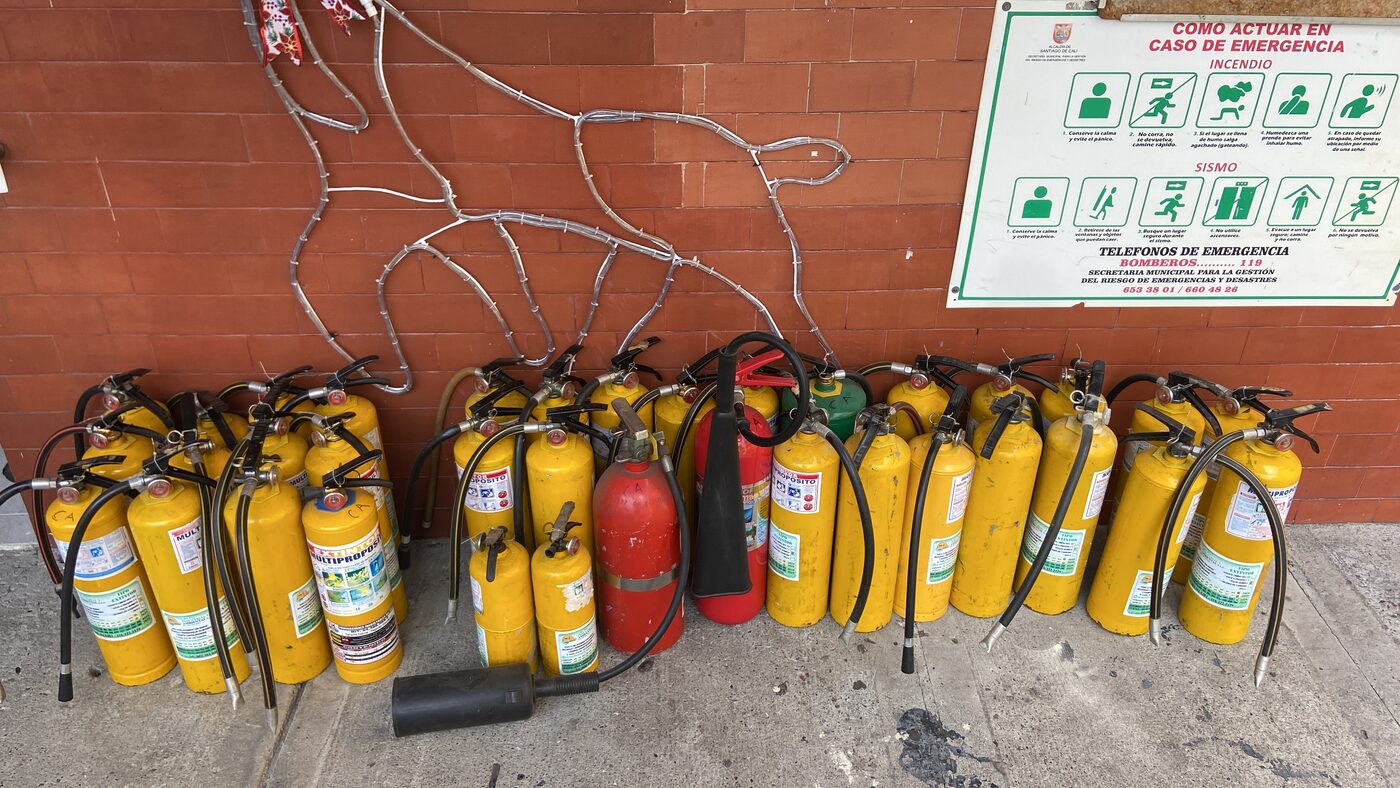 Extintores recargados y señalizados listos para entrega en un conjunto de Cali