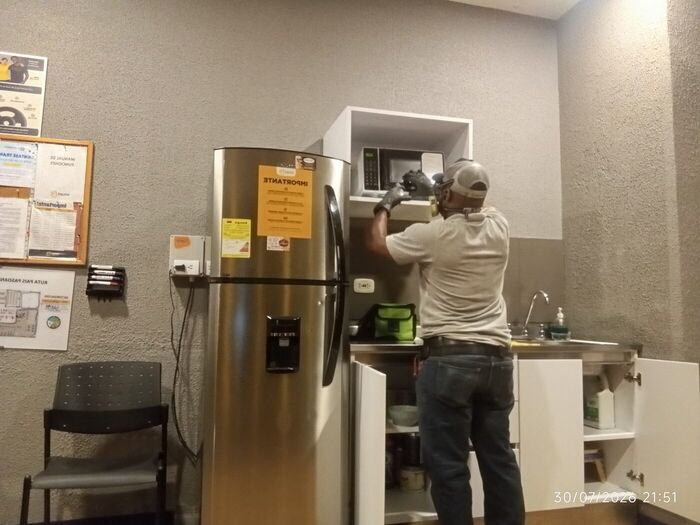 Control de cucarachas en la cocina de una oficina en Cali